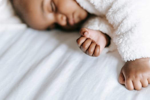 Imagen de un bebé durmiendo tranquilamente en su cuna.